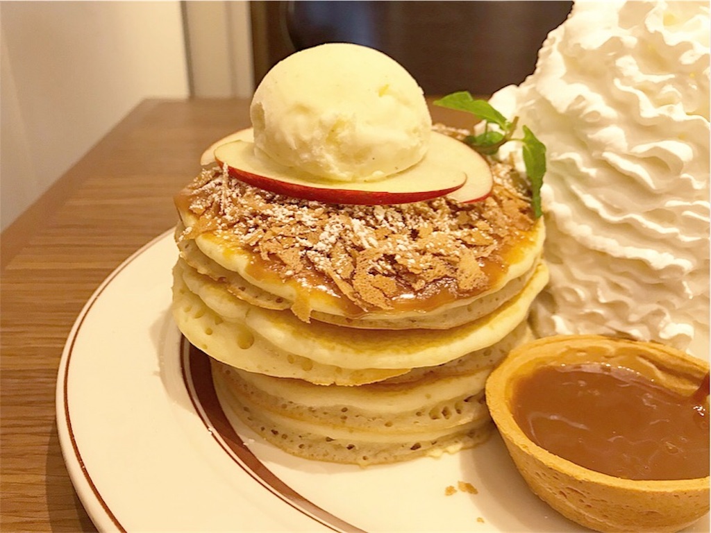 キャラメルソースが絶品♡アップルパイ・パンケーキ（Eggs 'n Things