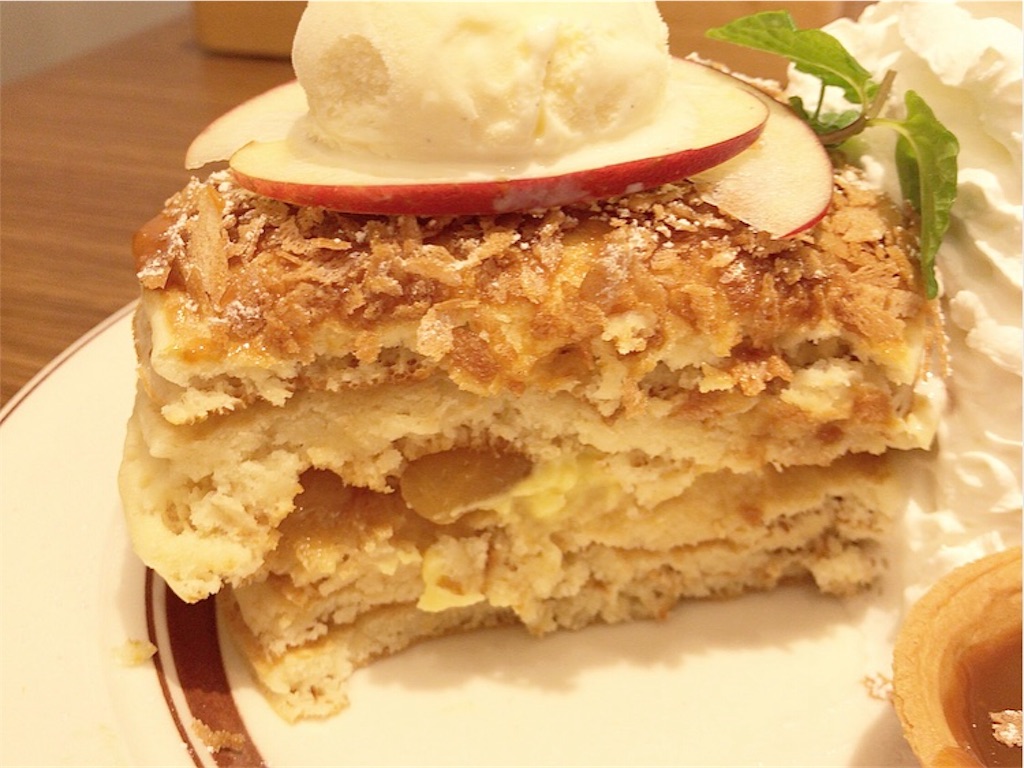 キャラメルソースが絶品♡アップルパイ・パンケーキ（Eggs 'n Things