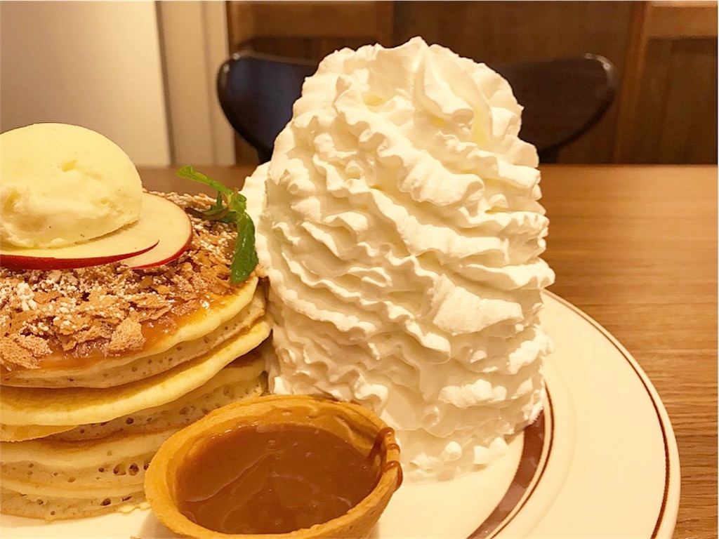 キャラメルソースが絶品♡アップルパイ・パンケーキ（Eggs 'n Things