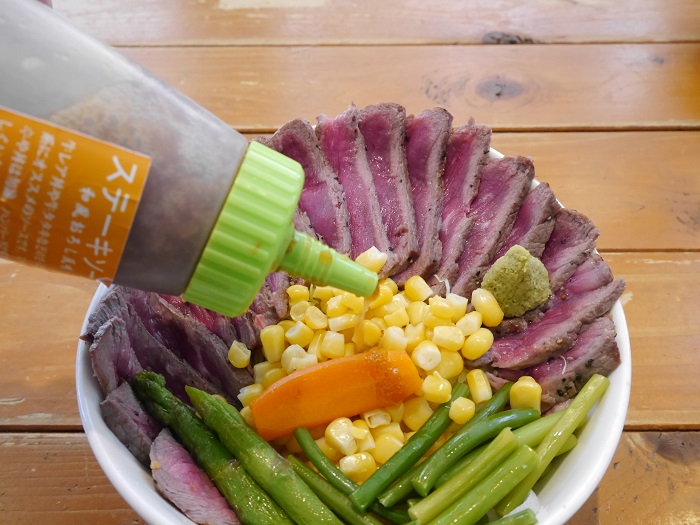 地球に生まれて良かったー 赤身肉を豪快にお腹いっぱい食べられる 花ざかり の牛レアステーキ丼が極上すぎる ぐるなび みんなのごはん
