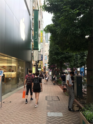 アップルストア渋谷店の前です。iPhone7発売前日１７時でしが、まだ誰も並んでいません。