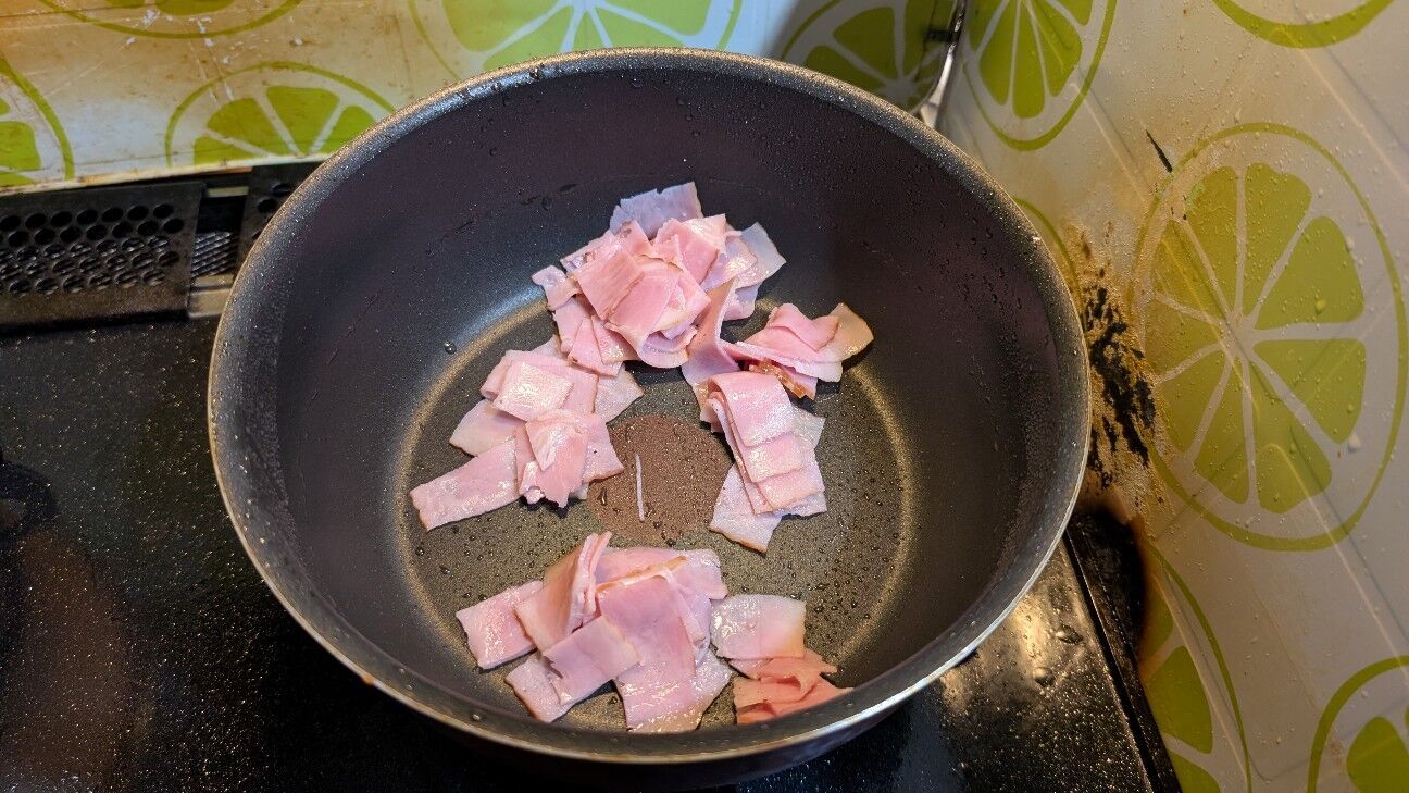 鍋でスライスベーコンを炒めている様子