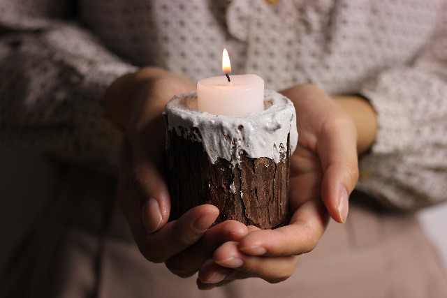 手にキャンドルを持つ女性の写真