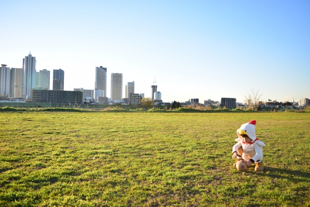 河川敷河川敷で遊ぶ子供の写真