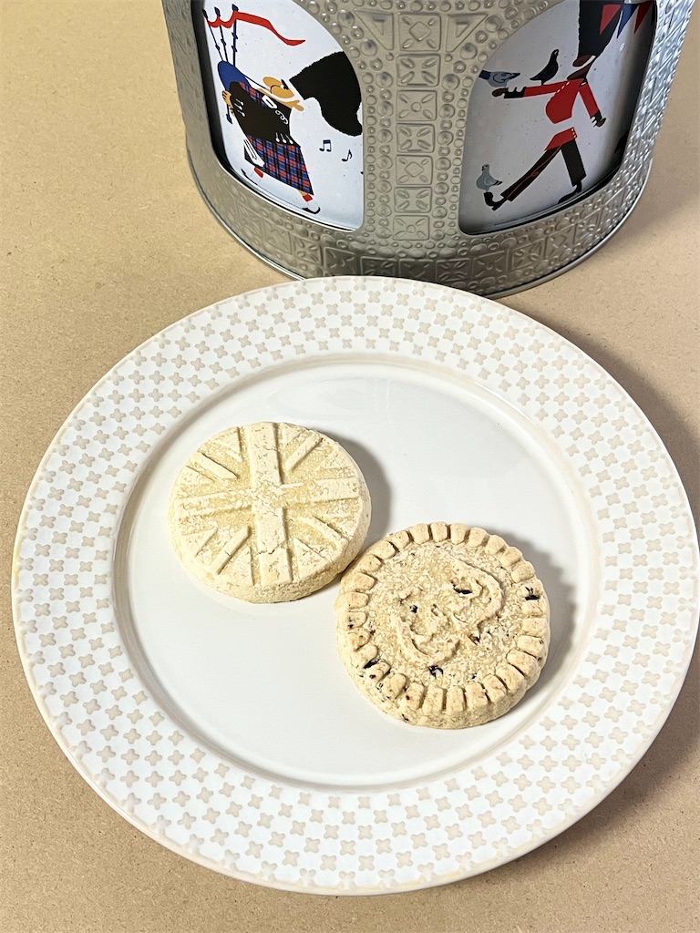 M&S PLATINUM JUBILEE ROTATING MUSICAL BISCUIT TIN - 田舎の小さな暮らしと世界のお菓子