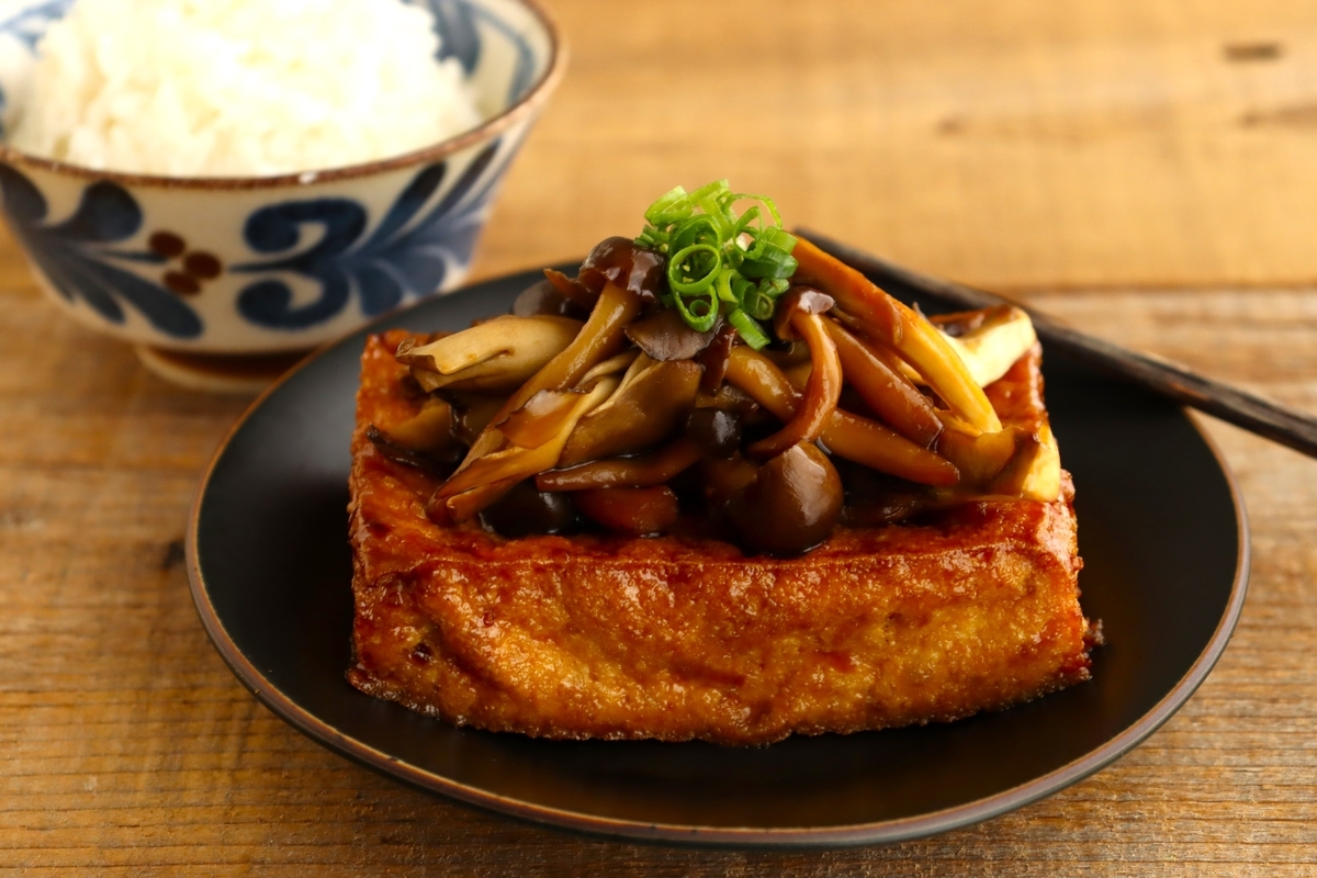 きのこも主役級の美味しさ 厚揚げのにんにく照り焼き の作り方 メシ通 ご飯のおかず特集 メシ通 ホットペッパーグルメ