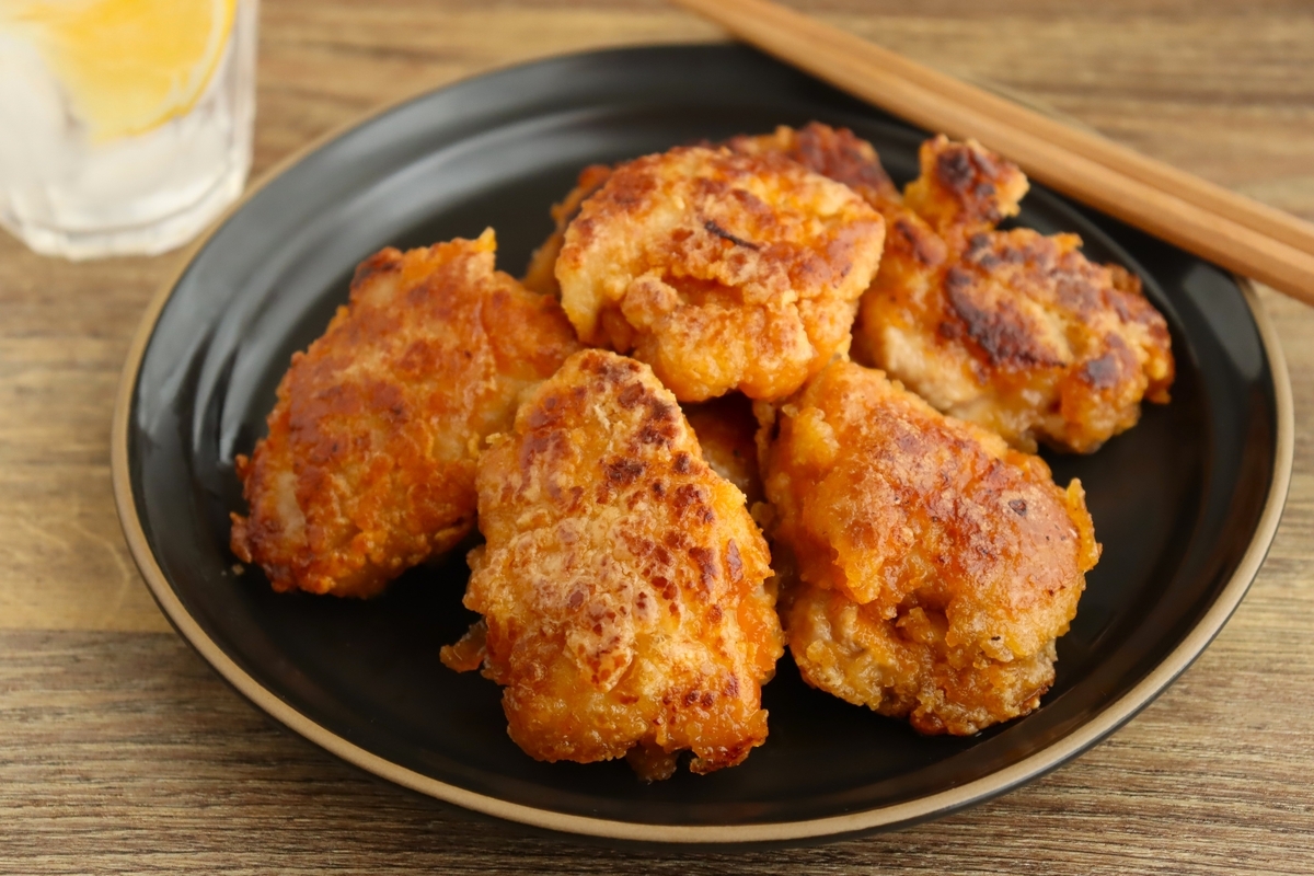 鶏もも肉を家でカリッと焼く。みそ×ケチャップの濃い味だから、お酒でもご飯でも好きなほうで