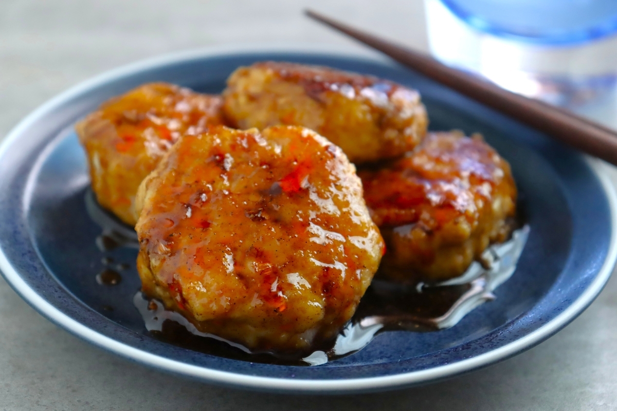 袋で混ぜて絞って焼く「豆腐入り花椒シビ辛鶏つくね」手も汚れないし、ビールもすすむ