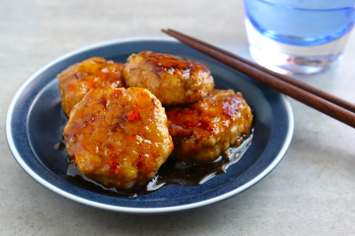 袋で混ぜて絞って焼く「豆腐入り花椒シビ辛鶏つくね」手も汚れないし