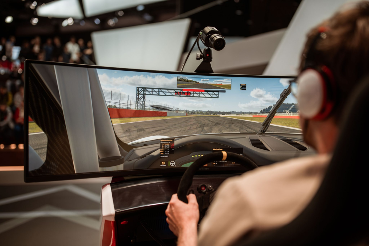 iRacingをハンコンでプレイしている人の様子