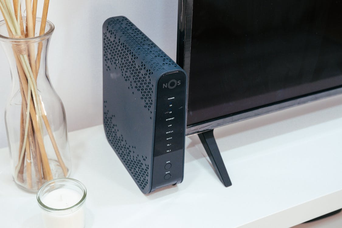 Wi-Fiルータがテレビの横に置かれている