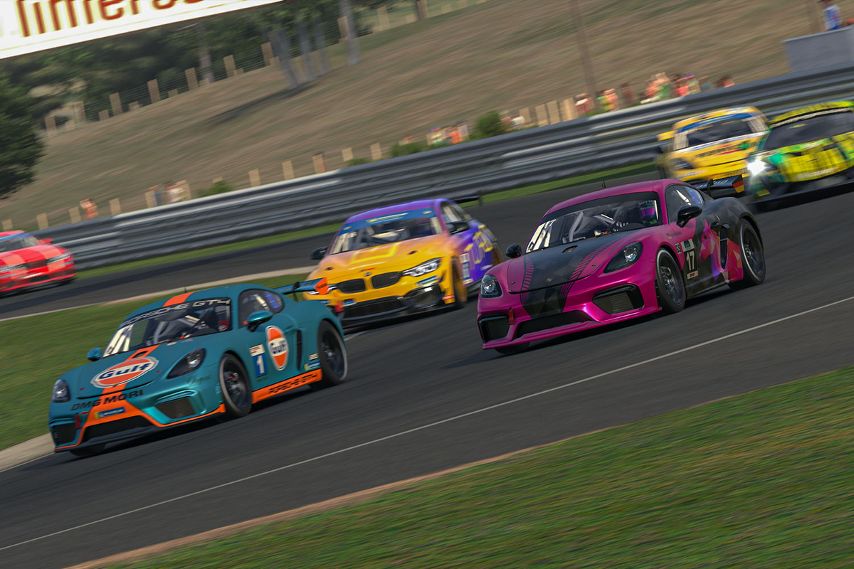 iRacing内のスクリーンショット。複数のGTカーがレースしている