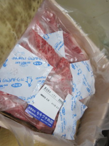 いただきもの焼肉は竹の皮で包まれてた