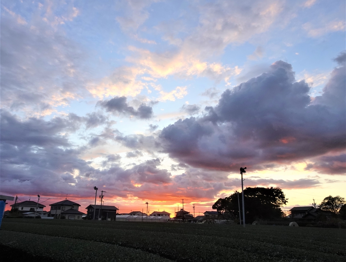 浜ちゃんの散歩道(162) 夕暮れは茜に染まる一方、雲も多く波乱に満ちた夕空 - y_hamadaのブログ