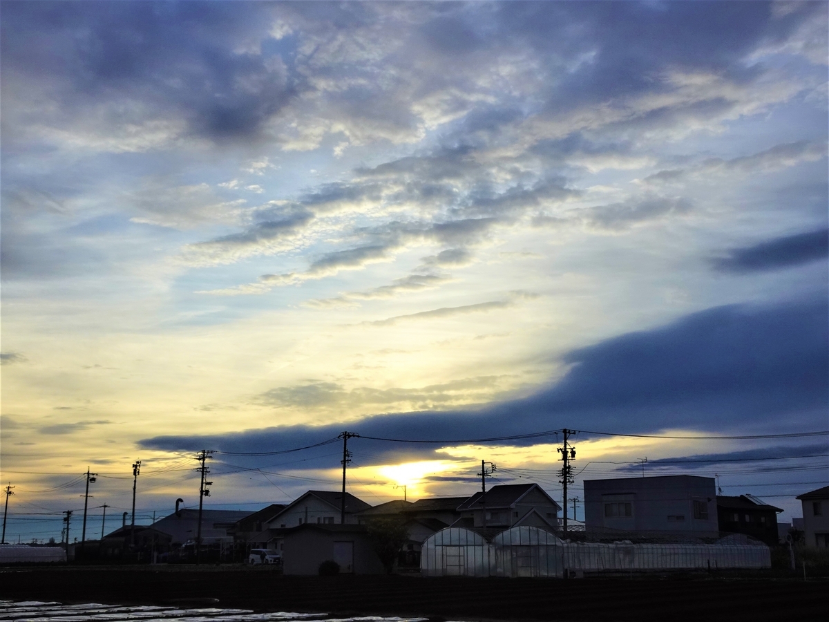 浜ちゃんの散歩道(396) 夕暮れの風景は天空に珍しい、素晴らしい光景が展開した、雲と民航機の航跡が織りなす光景に見とれるばかりであった、二度 ...