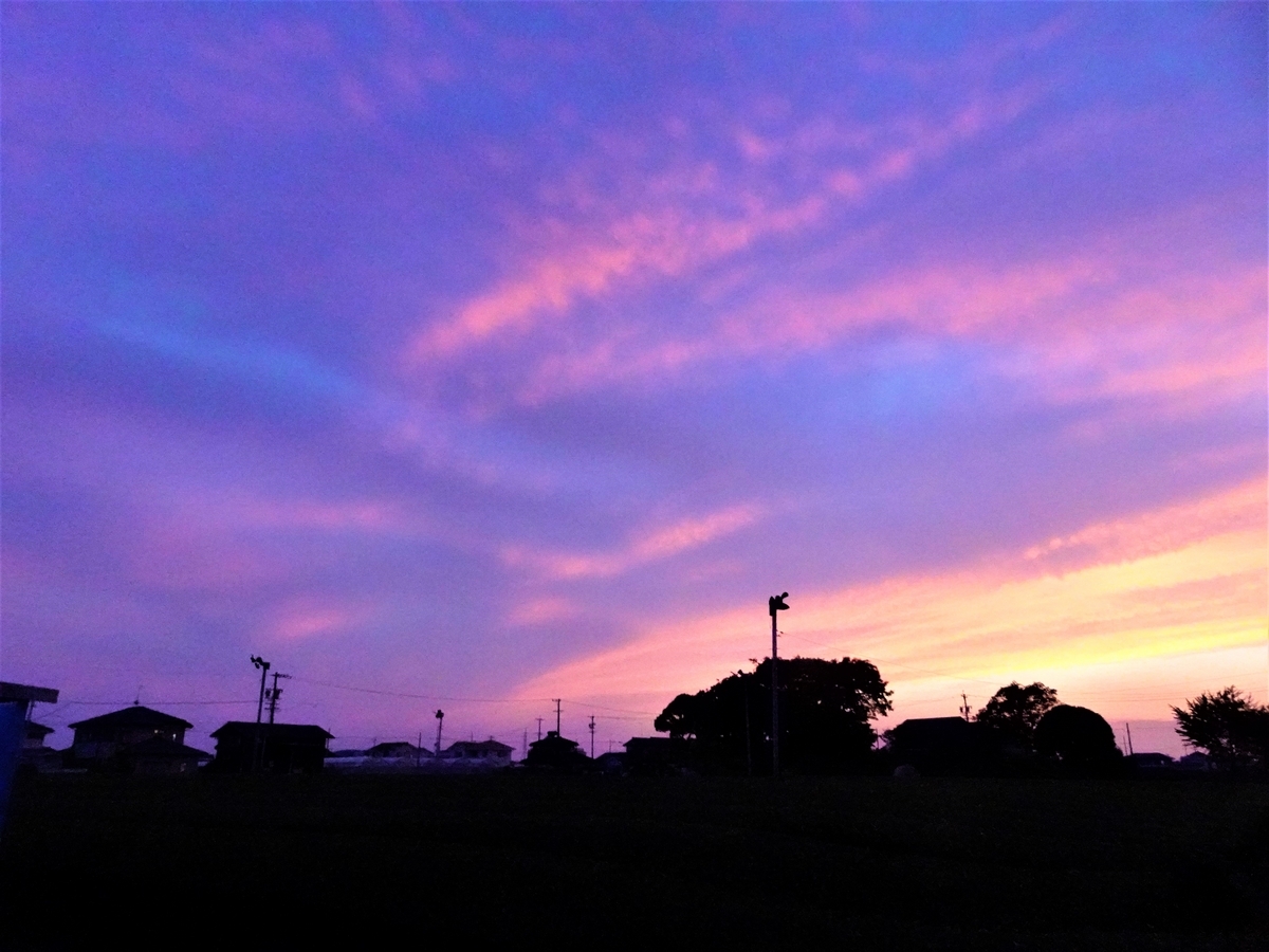 浜ちゃんの散歩道(491) 夕刻は日の入り後の天空・夕焼けがこれまた感動する光景が展開した。こうした光景を眺めると散歩道も楽しくなってくる ...