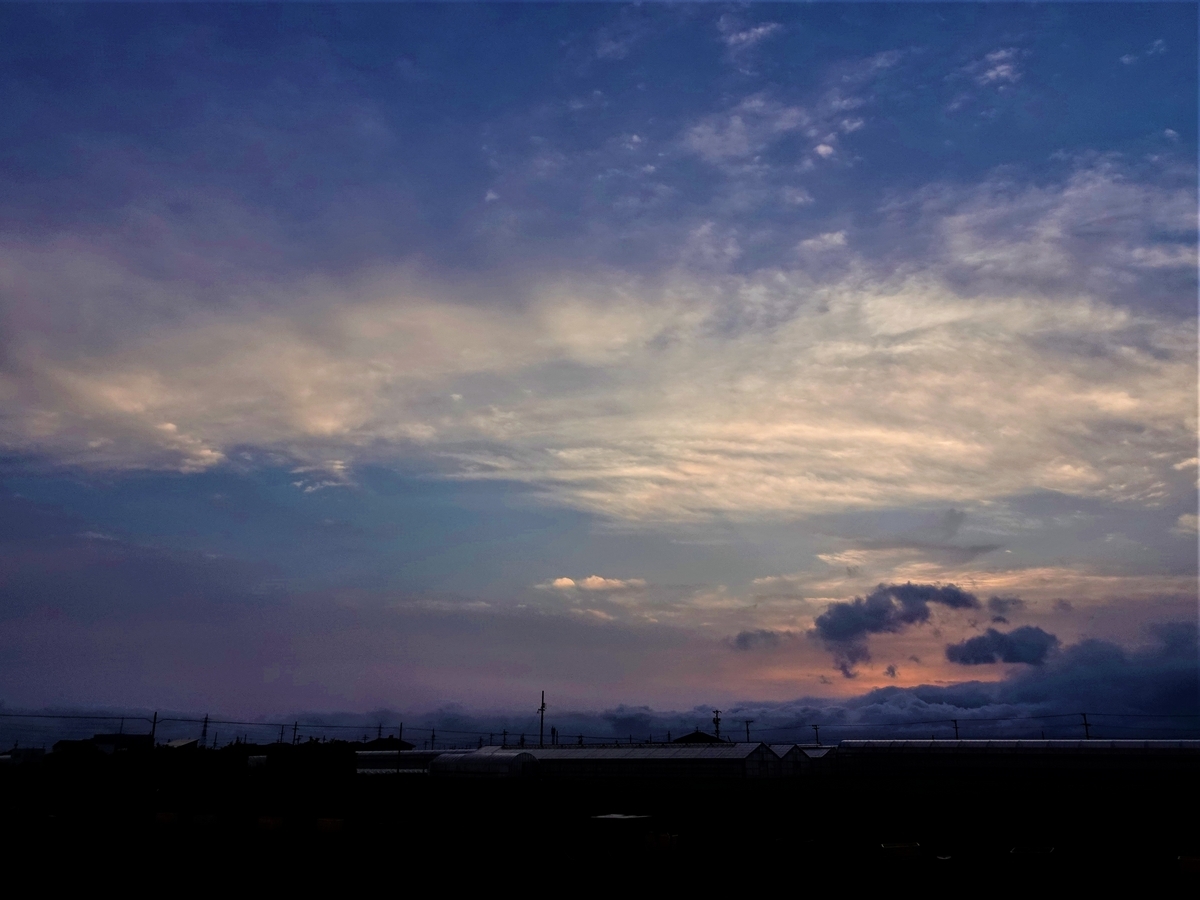 浜ちゃんの散歩道(504) 静かに暮れていく光景は素晴らしい。雲は流れ変化し、色彩も段々と消えて爽やかな風が吹き始め、夜のとばりがやってきた ...