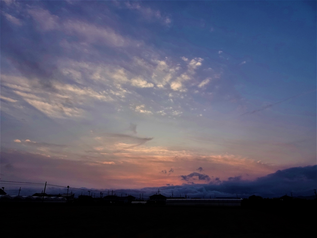 浜ちゃんの散歩道(504) 静かに暮れていく光景は素晴らしい。雲は流れ変化し、色彩も段々と消えて爽やかな風が吹き始め、夜のとばりがやってきた ...
