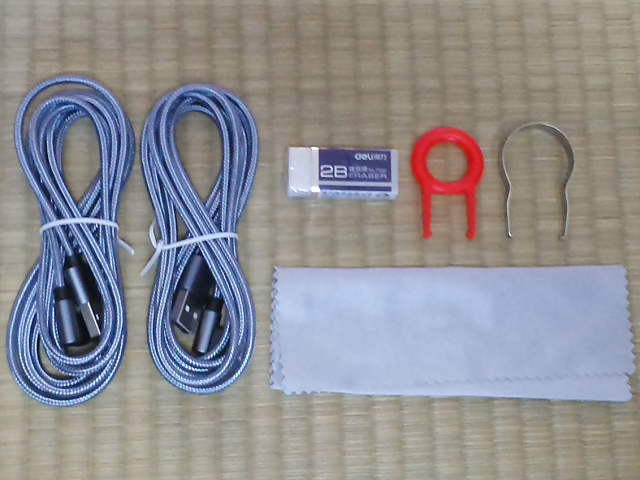 DK6mini 付属品。USBケーブル2本・消しゴム・キーキャップ引き抜き工具・キースイッチ引き抜き工具・布