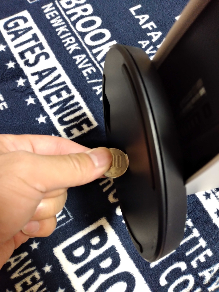 PS5の台座を本体に固定しているところ
