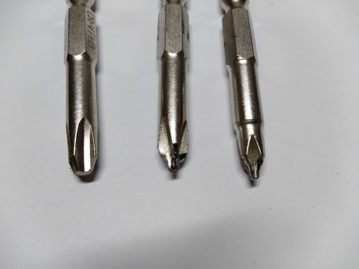 ドライバービット、右側2本(摩耗してる)、左側1本(新品)