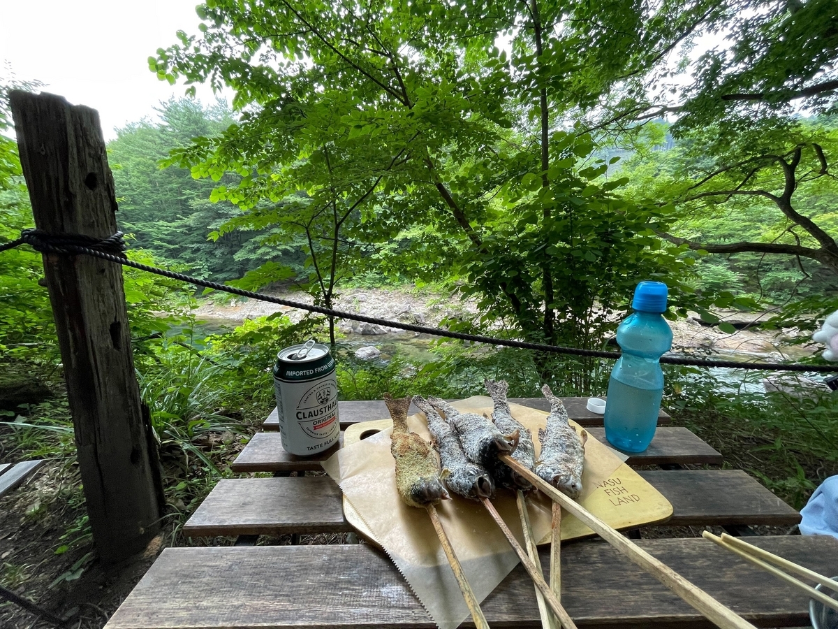 那須フィッシュランドから見える川とニジマスの串焼き