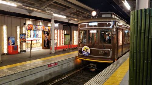 ホームに停まる電車