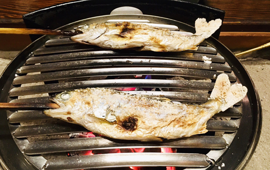 辰巳館名物「炭火山里料理」川魚