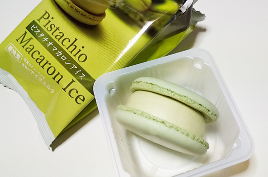 ピスタチオマカロンアイス見た目横