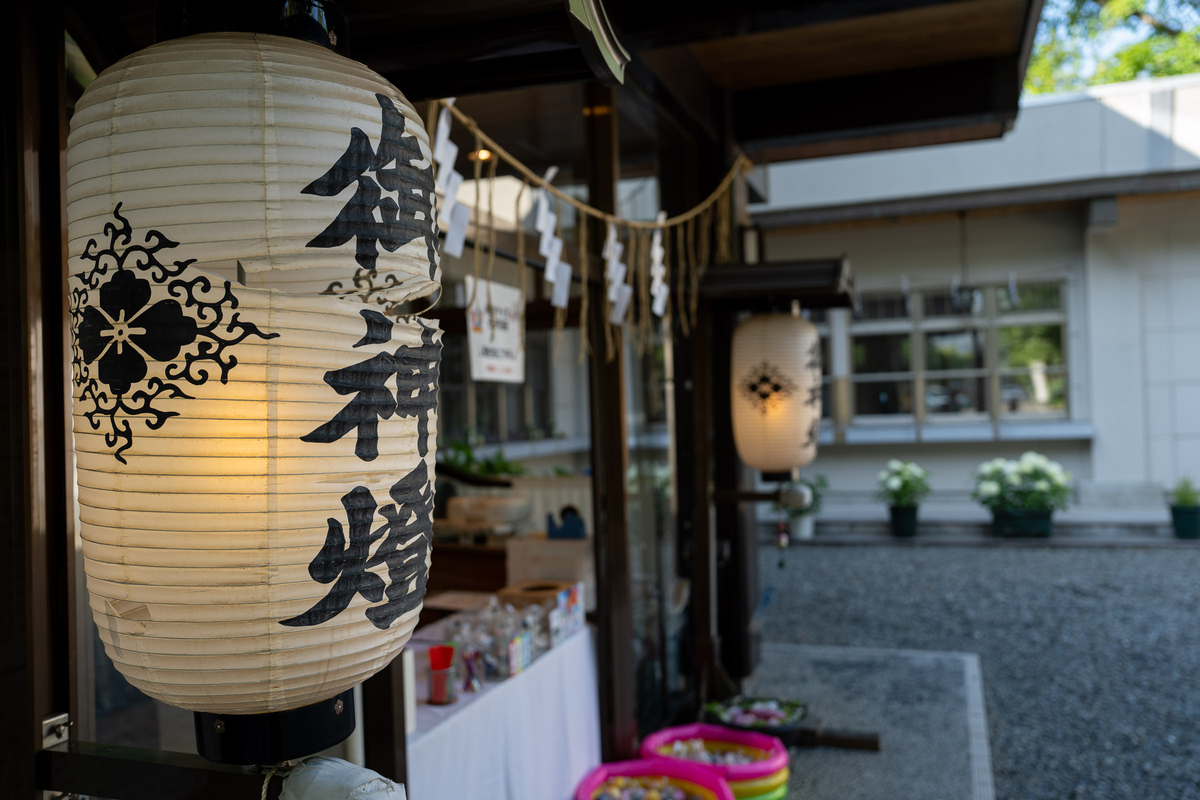 新琴似神社に吊るされた提灯と奥に見える境内
