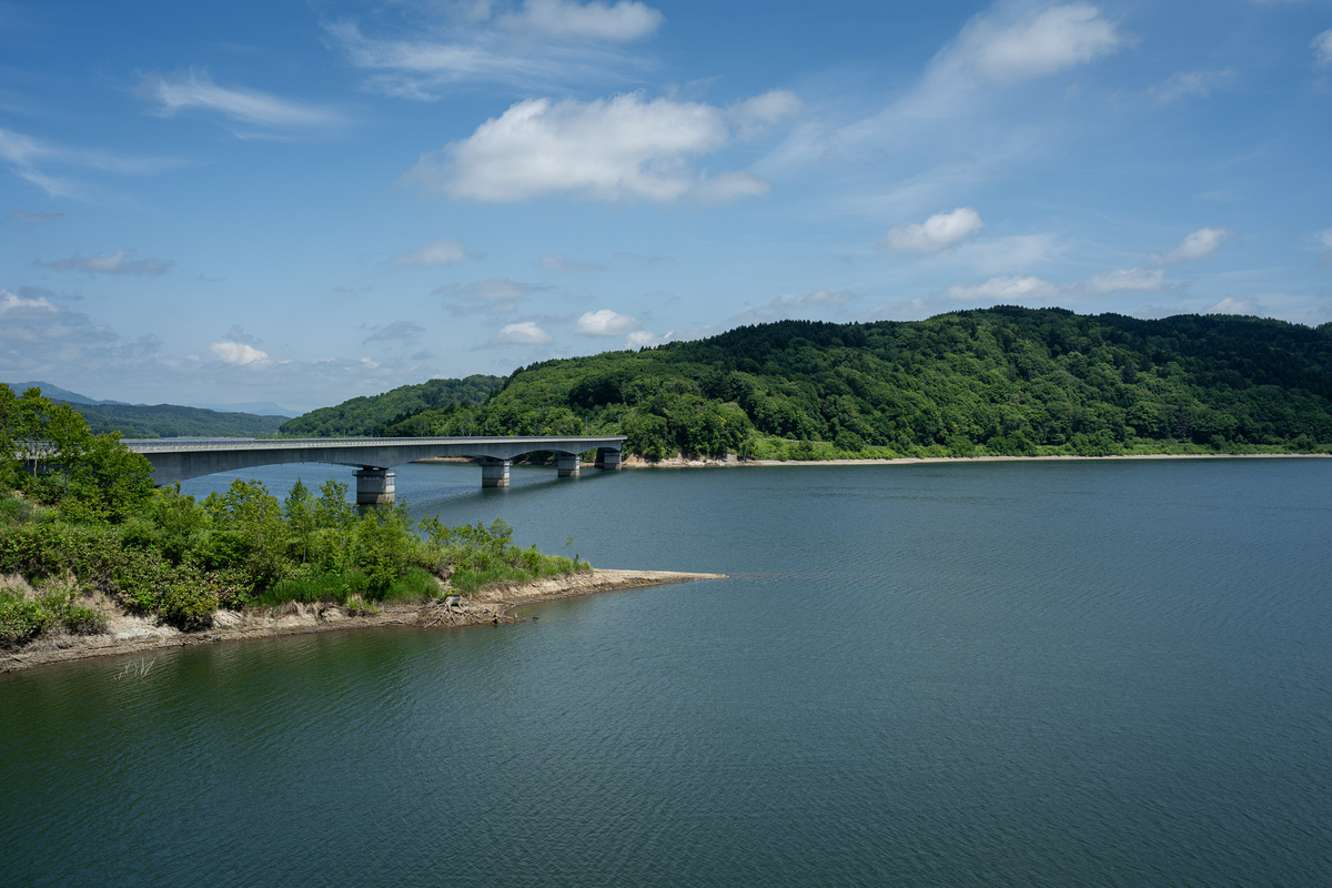 当別ふくろう湖に架かる橋と緑の山並み