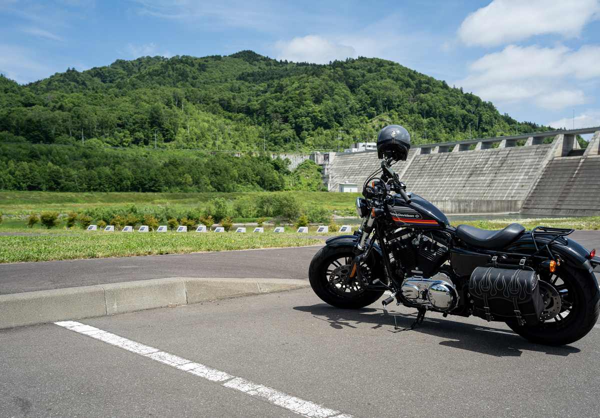 当別ダムを背景に停めたHarley-Davidson Forty-Eight