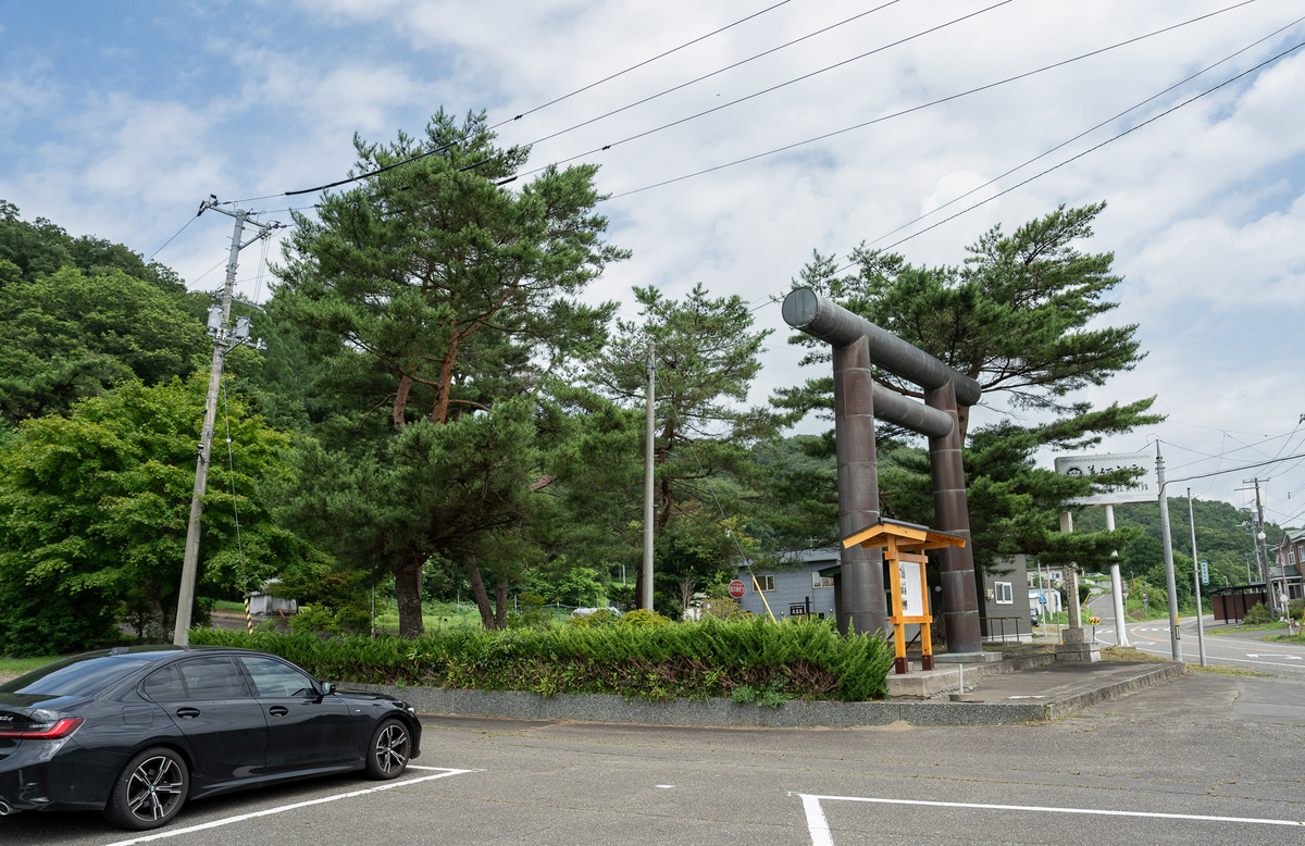義経神社大鳥居とBMW