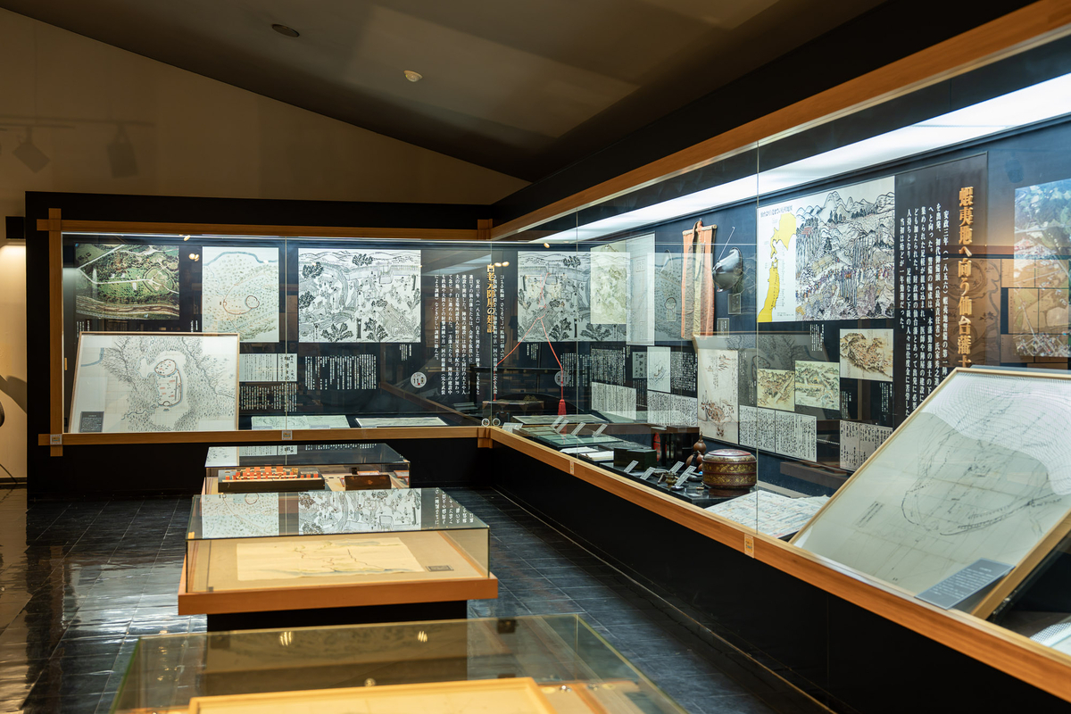 白老元陣屋跡資料館の展示室内、絵図や資料の展示