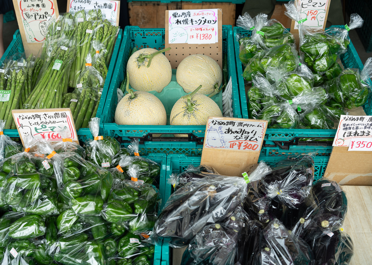 道の駅マオイの丘公園の直売所、トマトやメロンなどの夏野菜