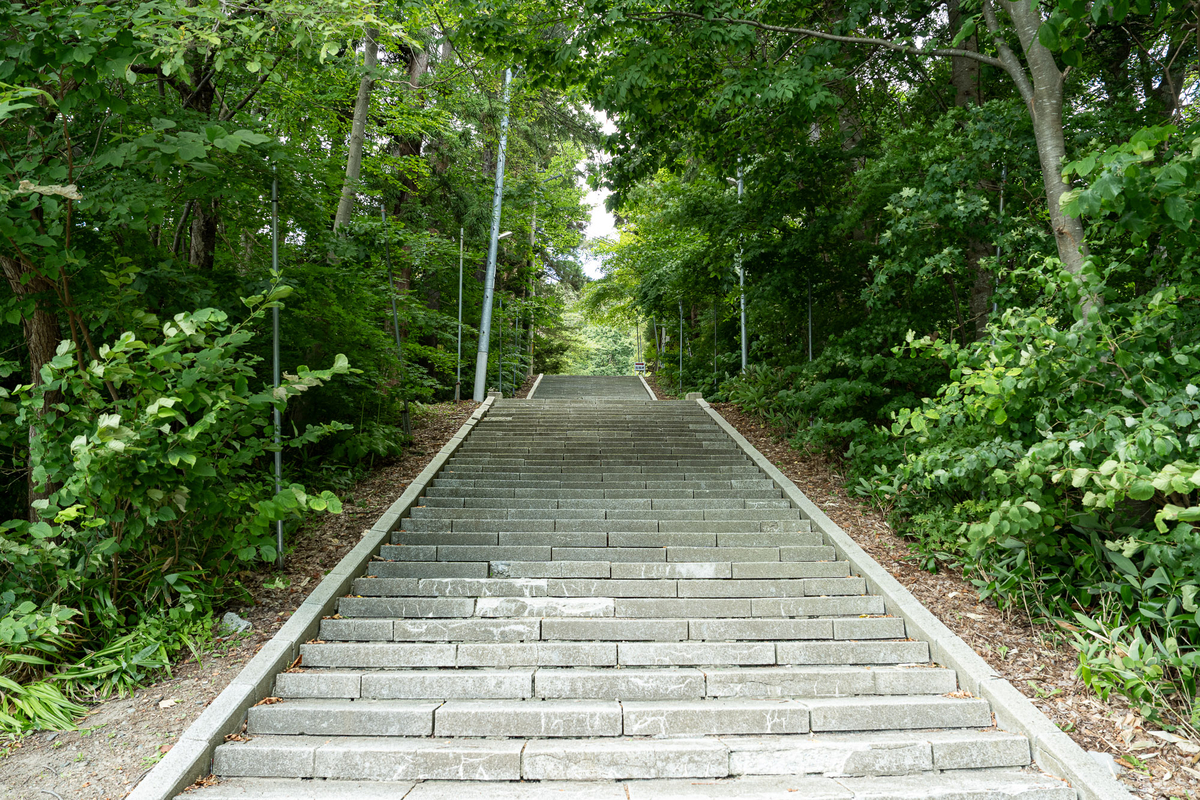 由仁神社、境内へ続く長い石段