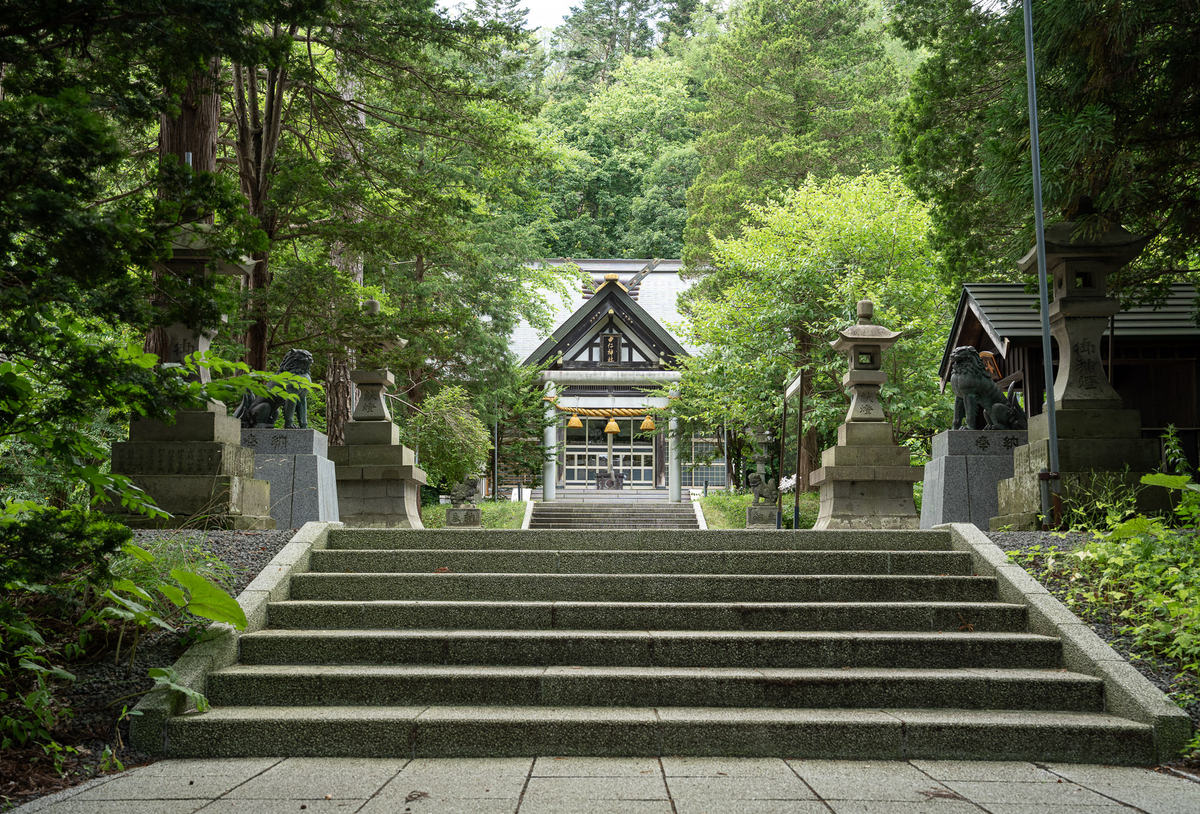 由仁神社の社殿、参道から見た正面