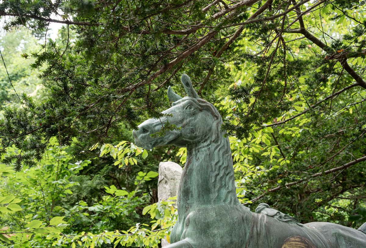 由仁神社境内にある馬の銅像