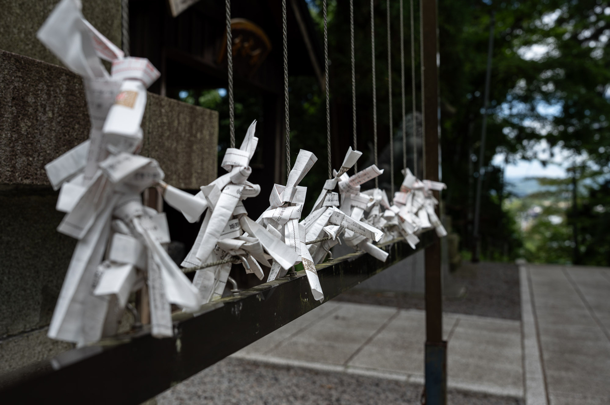 由仁神社、おみくじを結ぶ紐