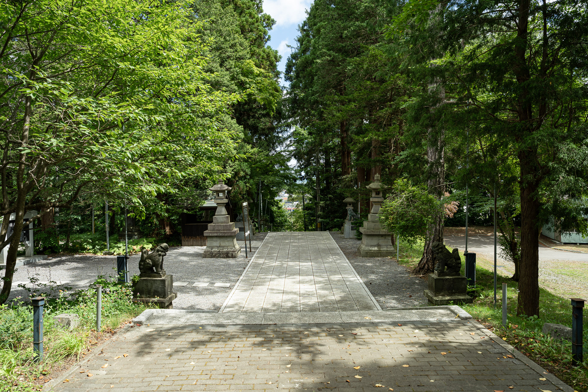 由仁神社の参道、境内を振り返った様子