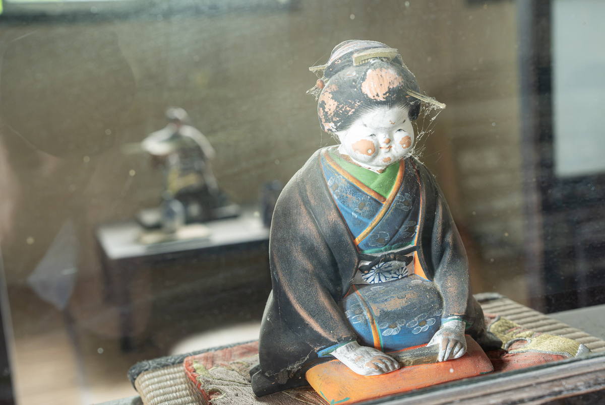 蜘蛛の巣がかかった古い日本人形
