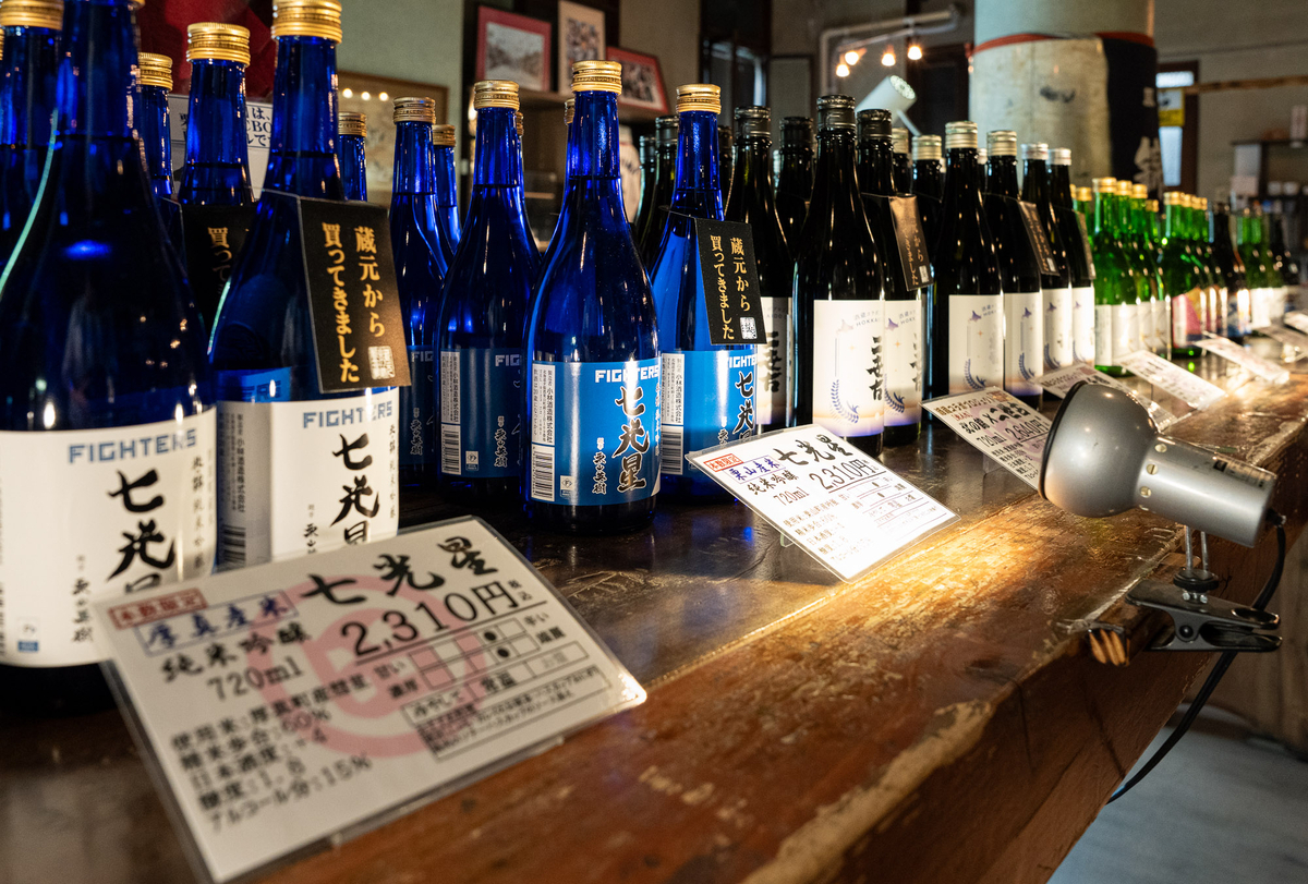北海道日本ハムファイターズとコラボした日本酒のボトル