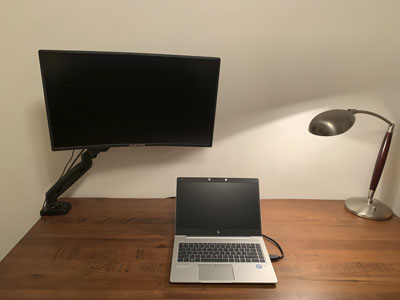 モニターアーム使用中