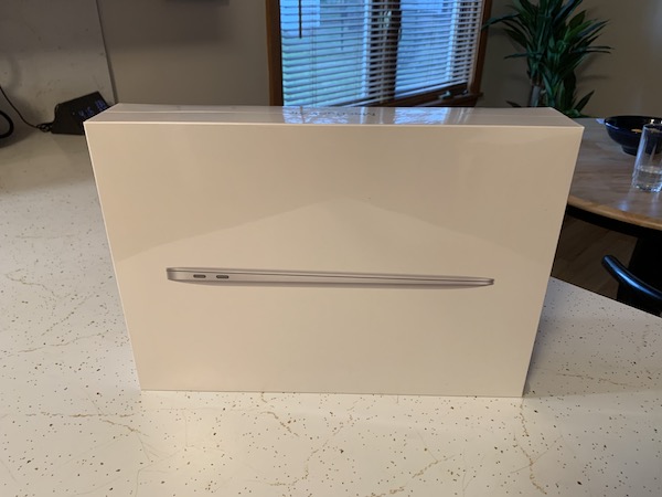 MacBook Airの箱です