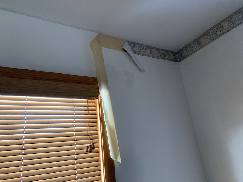 飾りの壁紙を剥がし作業中