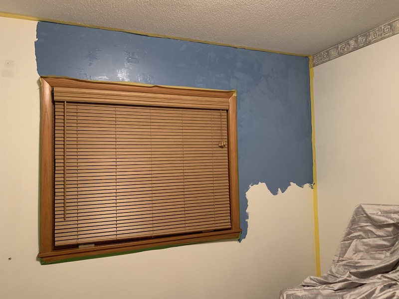 ペンキ塗り作業中