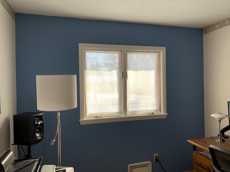 壁の窓枠を白に塗装