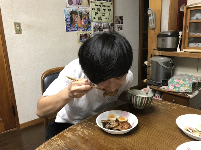 お母さんはなぜ ちゃんと食べてる と聞くのか 1人暮らしの子をつい心配しちゃう母親の本音 ぐるなび みんなのごはん