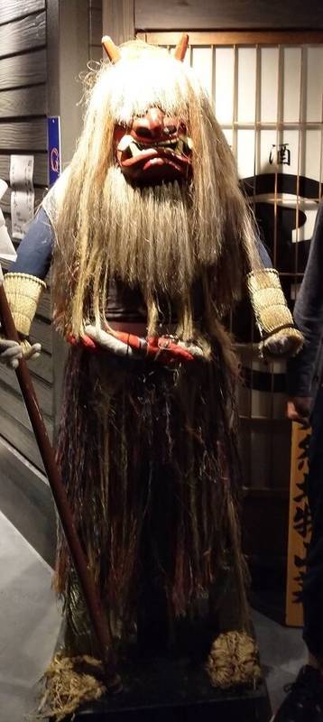 店前のなまはげ