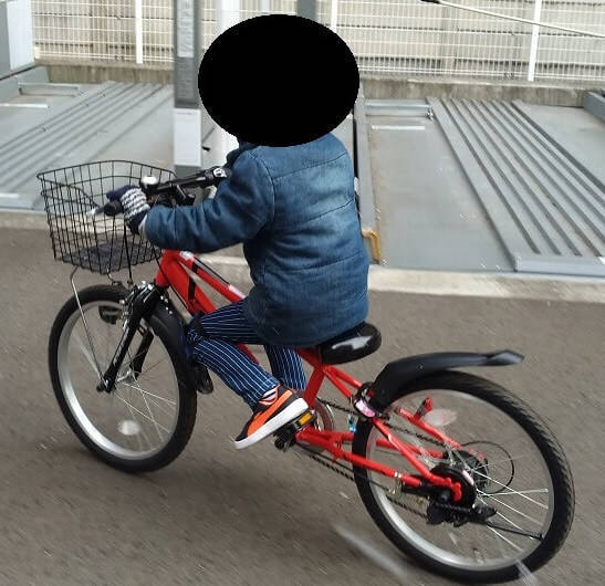 クリスマスプレゼントで自転車をもらった息子